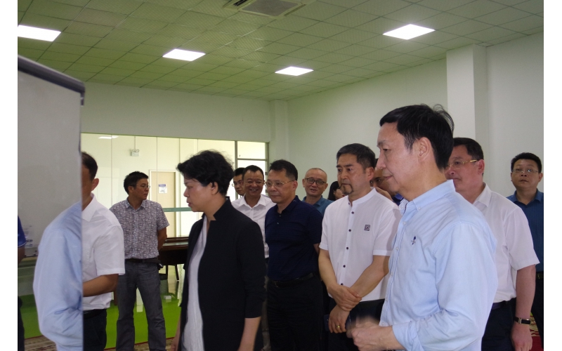 市委副書記、市長張迎春走訪智能制造企業(yè)，來我司調(diào)研，與我司高層領導親切會面。